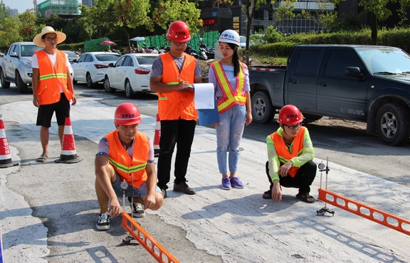 2018年8月，G220試驗路段交工驗收，測量彎沉評估路面的整體強度