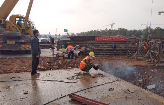 嚴(yán)抓復(fù)工后的疫情防控工作。圖為2020年2月24日樟樹(shù)葛玄路臺(tái)埠中橋便道鋼便橋施工現(xiàn)場(chǎng)